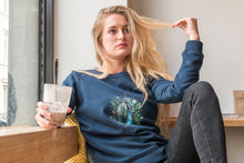 photoshoot - picture - foto - Peacock - blue - blauw - illustration - illustratie - Jana Roos - artwork - model - Helena De Martelaere - women collection sweater 