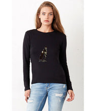 Women T-shirt - frontshot - photoshoot - model -  organic cotton - long sleeved - round neck - printdesign - drawing - JanaRoos - horse - paard