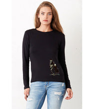 Women T-shirt - frontshot - photoshoot - model -  organic cotton - long sleeved - round neck - printdesign - drawing - JanaRoos - horse - paard