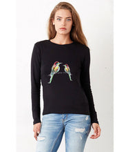 Women T-shirt - frontshot - photoshoot - model -  organic cotton - long sleeved - round neck - zilver grijs - silver grey - printdesign - drawing - JanaRoos - colorful birds - kingfishers - ijsvogels